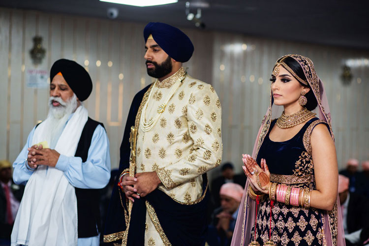 bride-and-groom-praying-with-priest-in-Darbar-Sahib