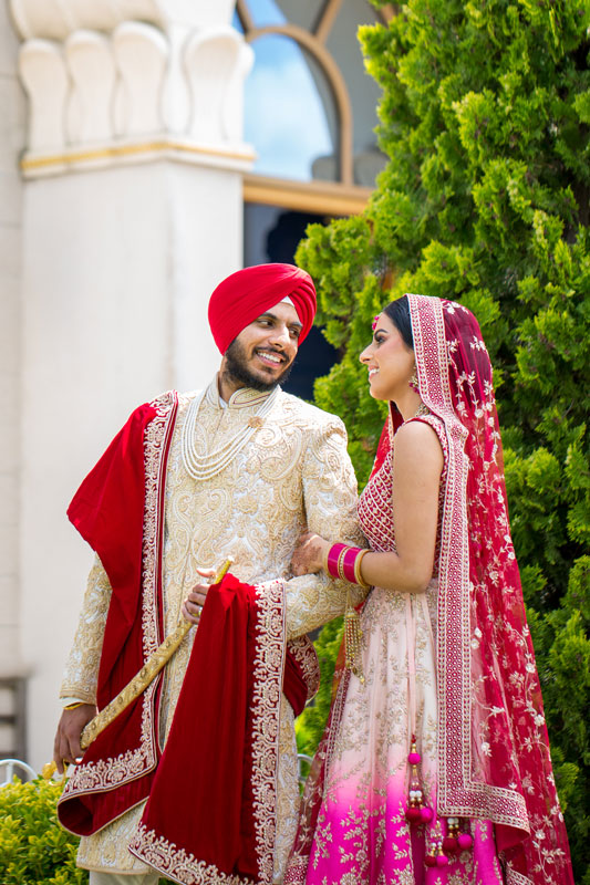 sikh-couple-photo-outside-guru-sahib-gurdwara