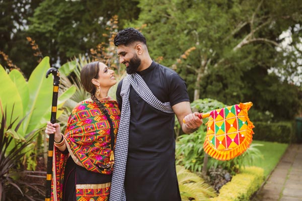 couple-posing-in-traditional-punjabi-outfits